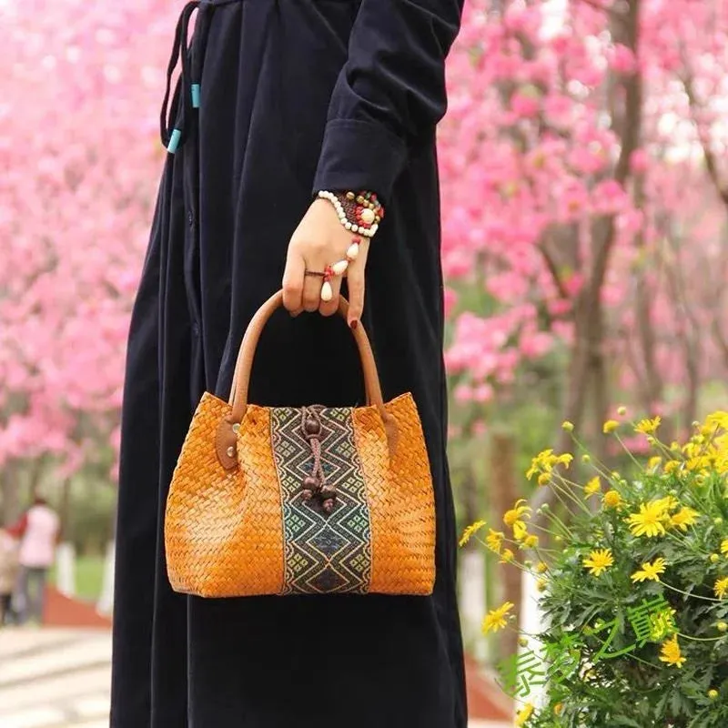 Chic Woven Straw Bags: Perfect for Leisurely Beach Days and Casual Outings