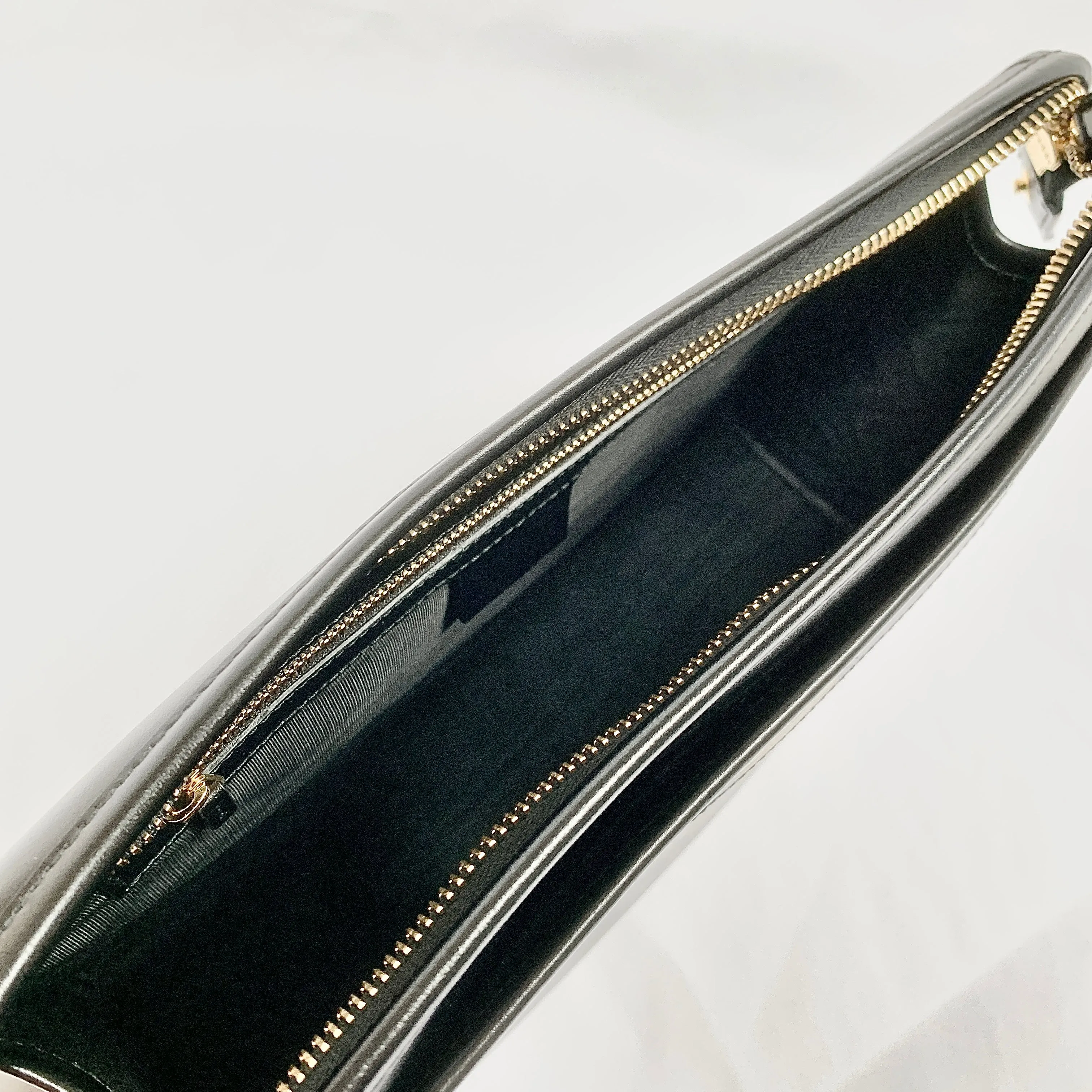 Gucci Metallic Print Logo Smooth Leather Clutch in Black