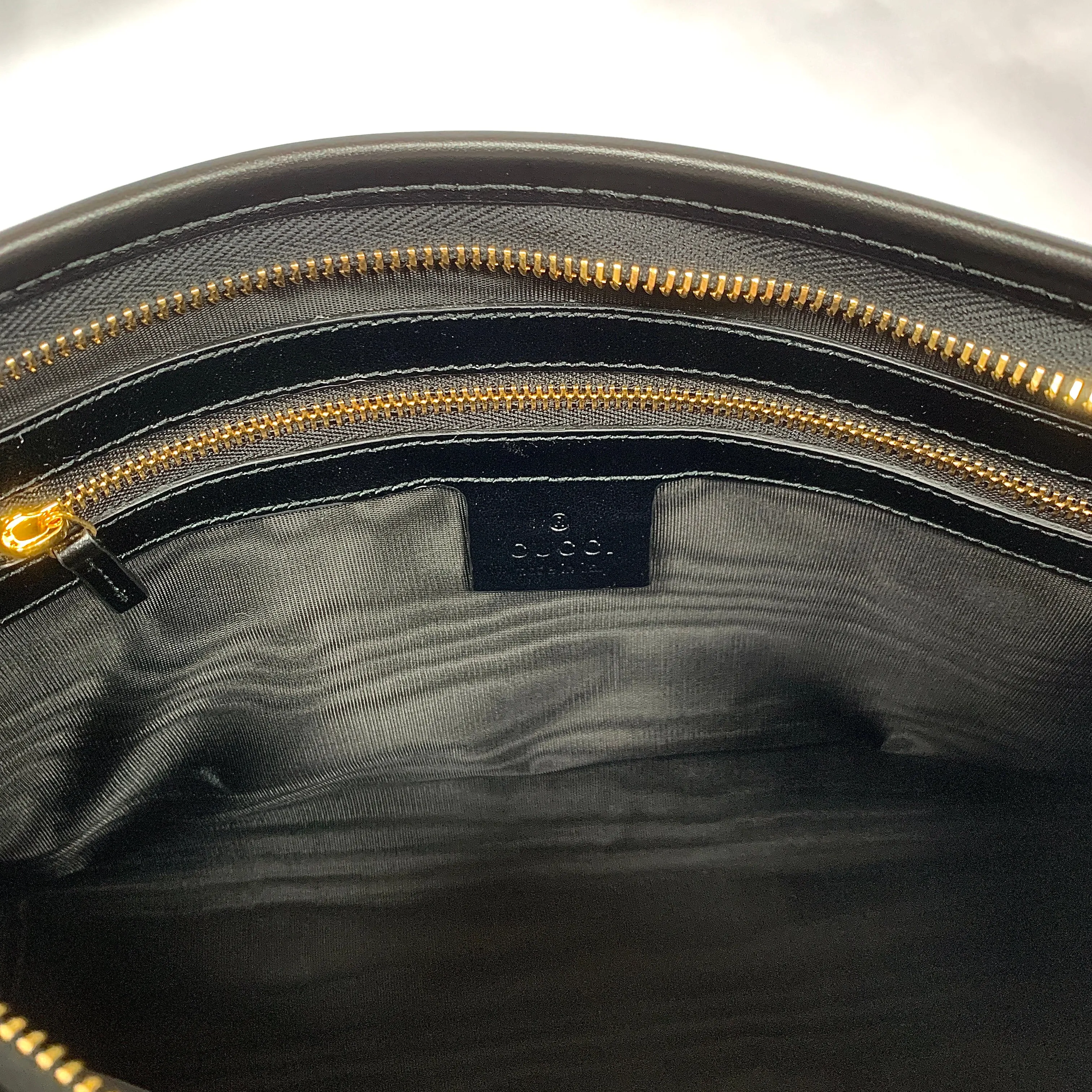 Gucci Metallic Print Logo Smooth Leather Clutch in Black