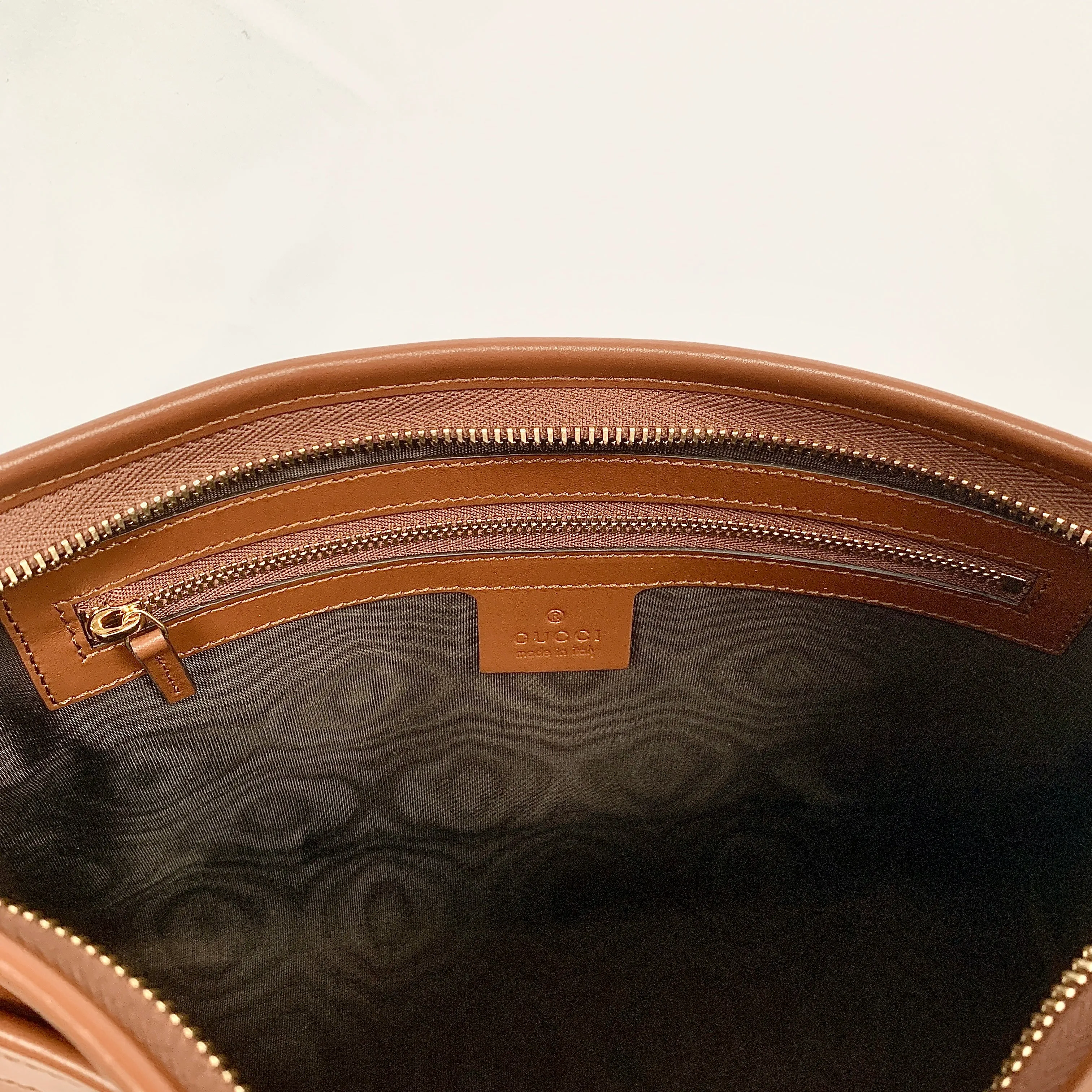 Gucci Metallic Print Logo Smooth Leather Clutch in Brown